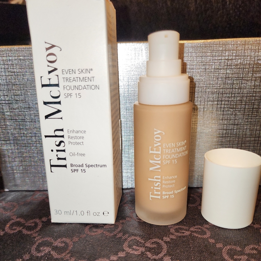 RARE- Trish McEvoy Even Skin Foundation Spf 15 Oil free Light Beige